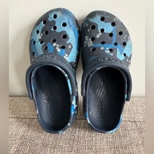 CROCS Kids Navy and Light Blue Camo